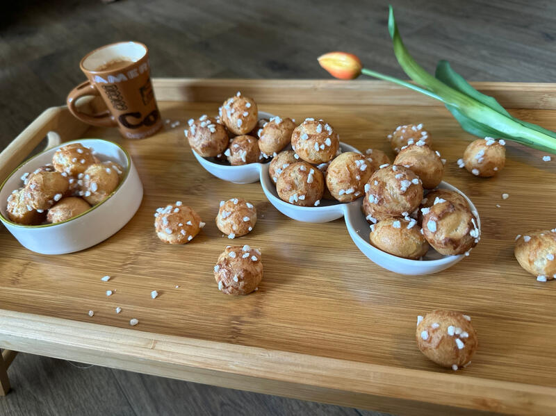 Small version of choux pastry with sugar pearls to enjoy with your coffee