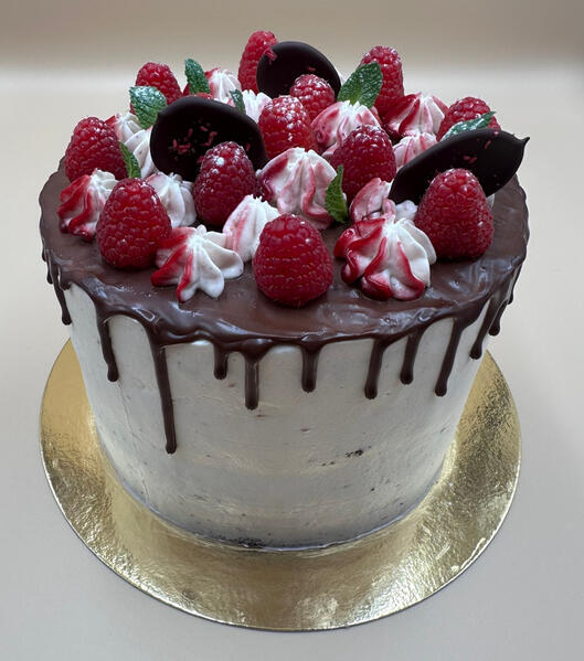 Cocoa sponge cake with mascarpone and raspberry filling